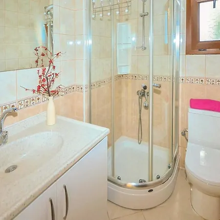Sleeps 6 Pool Air Con Wifi *